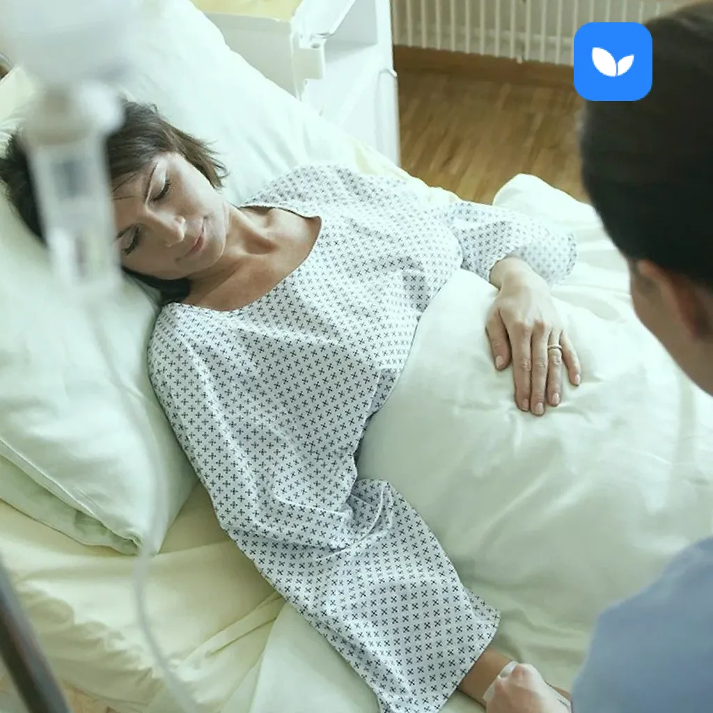 Врач и пациент в палате стационара